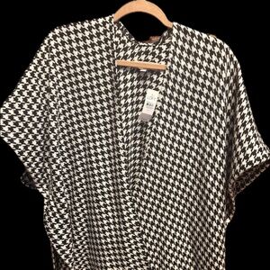 Black and White Houndstooth Wrap